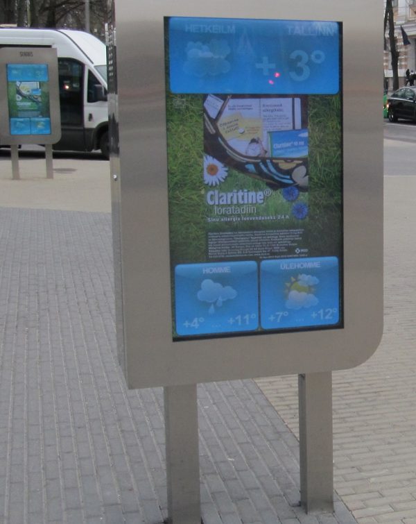 Dynamically digital signage screen in a public space near road.